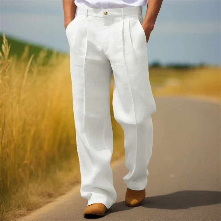 Moderne hvide herrebukser med plissering og løs pasform, ideelle for et casual og stilfuldt look.