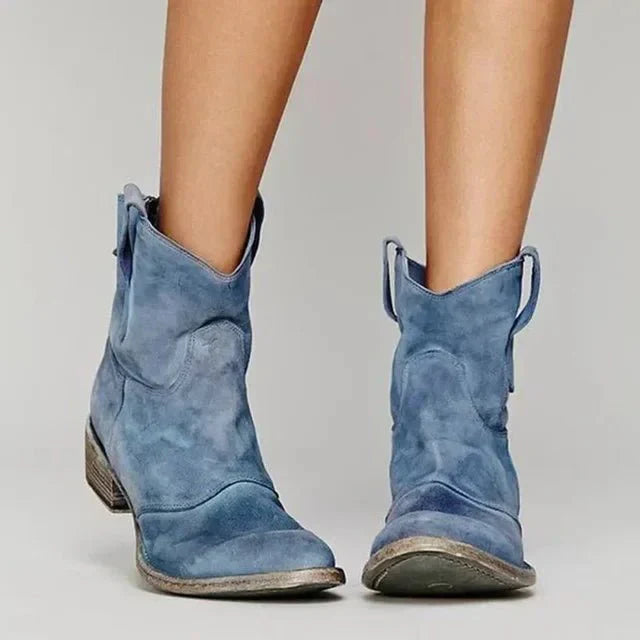Dame ankelhøjde western støvler i læderlook. Marie cowboy støvler med stilfuldt design til et autentisk look.