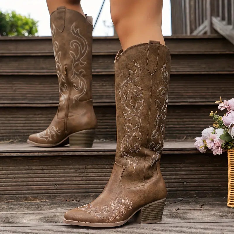 Stilfulde dame westernstøvler i læder med elegante broderier, perfekt til et autentisk cowboylook.