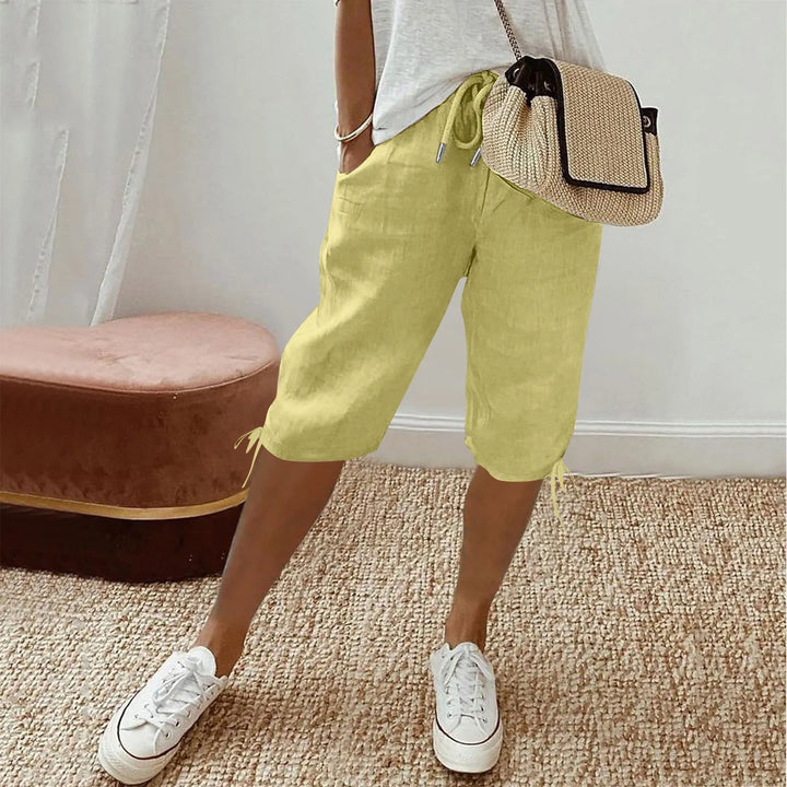 Stilfulde ferieshorts med elastisk talje. En del af moderne kvindemode.