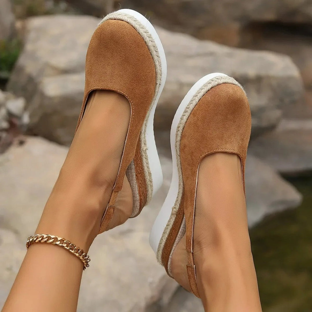 "Stilfulde kilehæl espadrillos i sort og brunt ruskind, med elegant design og komfortabel sål til kvinder."