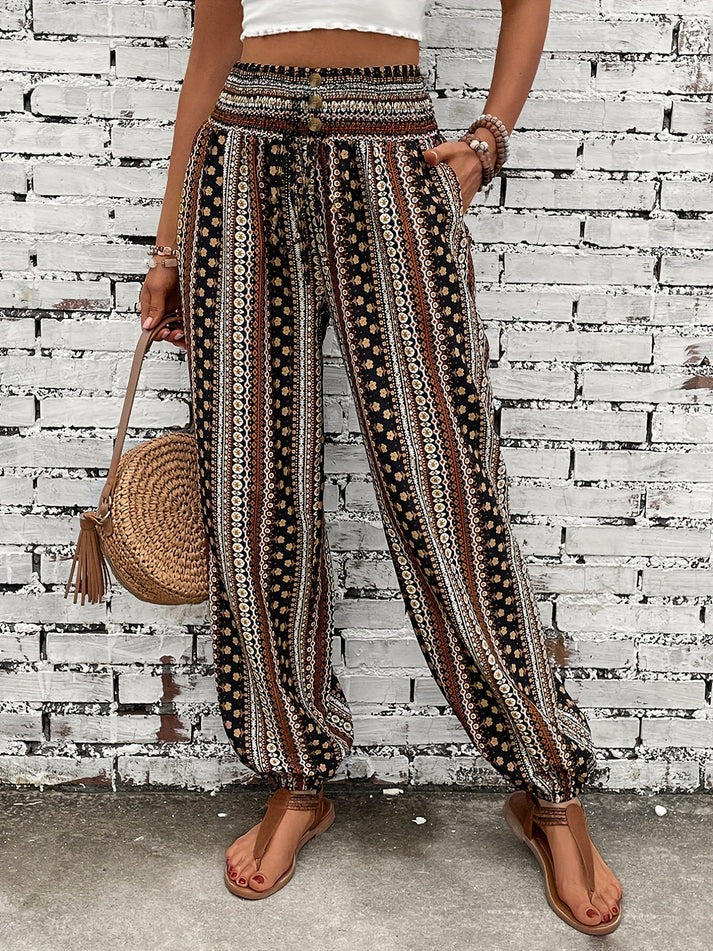 Stilfulde kvinders boho bukser med mønstret print. Perfekte afslappede sommerbukser og forårsbukser.