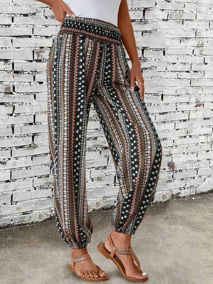 Moderne kvinders boho bukser med unikt print. Ideelle stilfulde sommerbukser for komfort og mode.