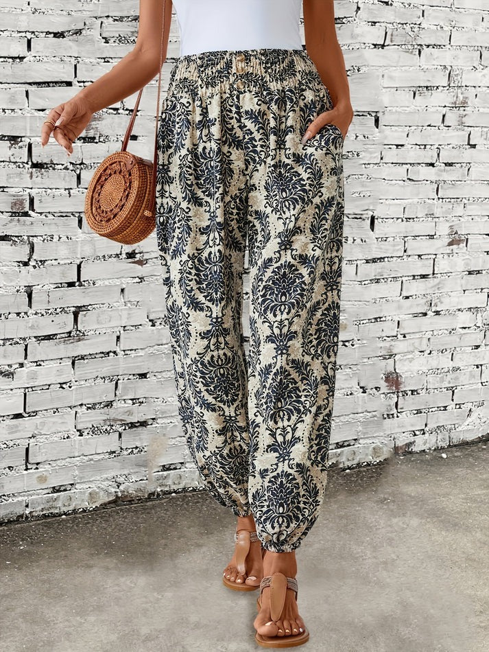 Komfortable forårsbukser til kvinder i mønstret boho stil. Perfekt afslappet damemode med print.