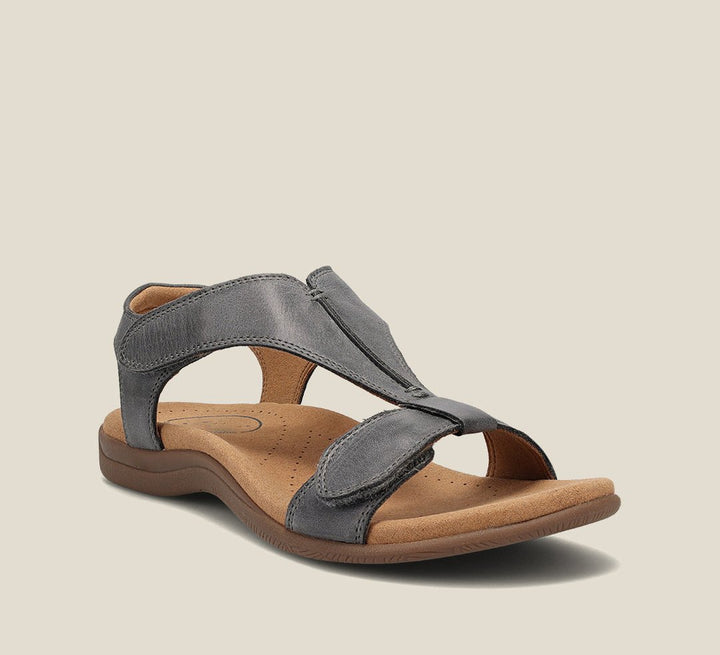 Detalje af den ergonomiske ortopædiske fodseng, der sikrer maksimal komfort og støtte i disse dame sandaler.