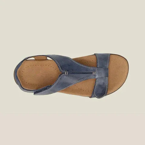 Bagfra af de støttende ortopædiske sandaler, med fokus på hælkomfort. Ideelt fodtøj til kvinder.