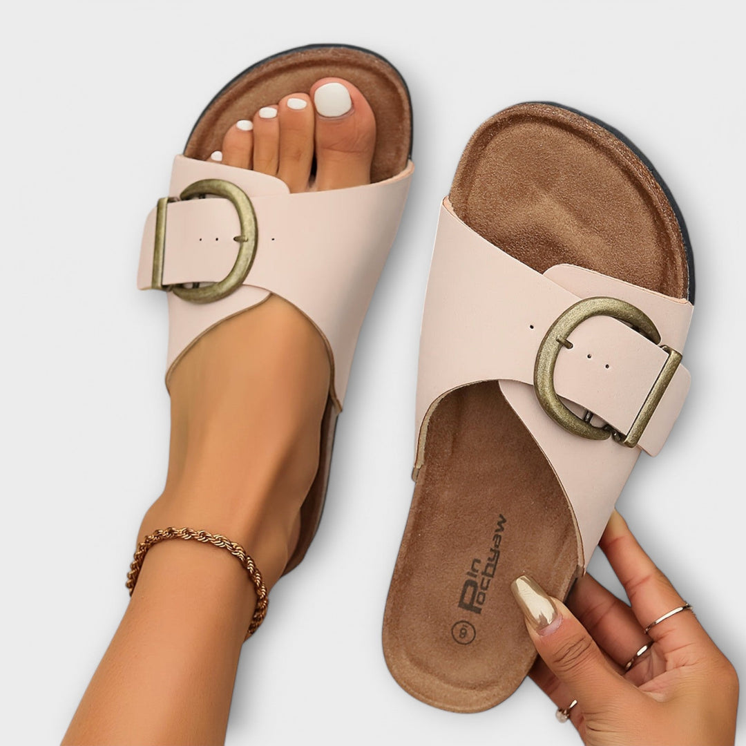 Stilfulde og ergonomiske kvindesandaler i creme. Justerbare, komfortable, perfekte sommersandaler.