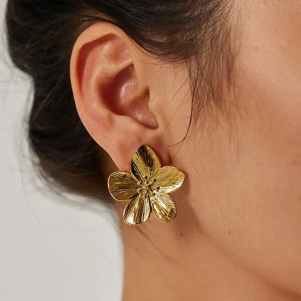 Stilfulde vintage guld blomsterøreringe til kvinder, perfekte som fest smykker og elegante accessories.