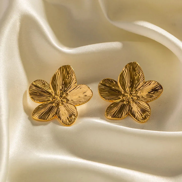 Elegante guldøreringe med detaljeret blomsterdesign, et must-have vintage smykke til enhver lejlighed.