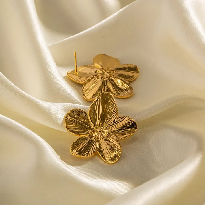 Kvindesmykker: Smukke guld blomsterøreringe i vintage stil, ideelle til fest og hverdagens accessories.