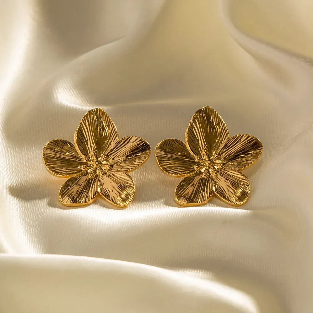 Stilfulde blomsterøreringe i guld, der elegant komplementerer ethvert outfit som et tidløst vintage smykke.