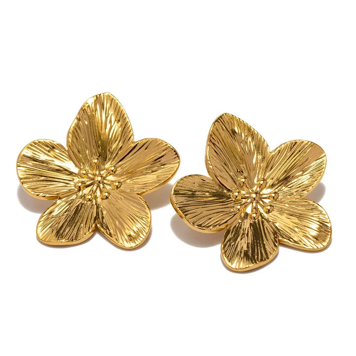 Klassiske vintage guldøreringe med blomstermotiver for et tidløst og elegant look. Perfekte kvindesmykker.