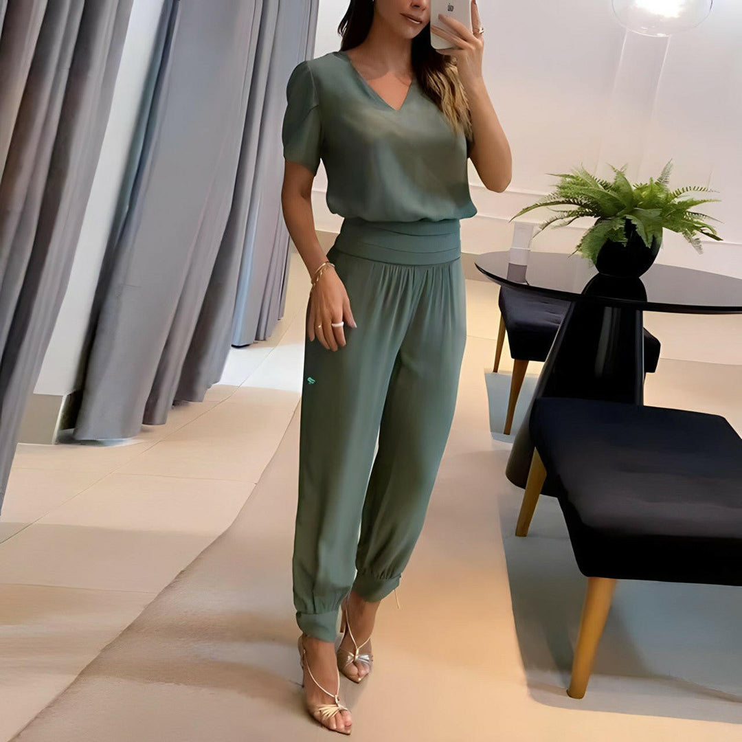 Trendy damesæt med løs bluse og matchende bukser, skaber et elegant og komfortabelt hverdagslook til kvinder.