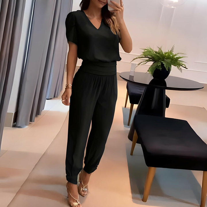 Dame sæt bestående af en stilfuld bluse og matchende bukser, designet for komfort og en trendy hverdagsstil.