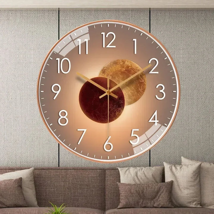 SilentTime digitalt vægur i minimalistisk stil. Skaber ro og giver overblik i ethvert moderne rum.