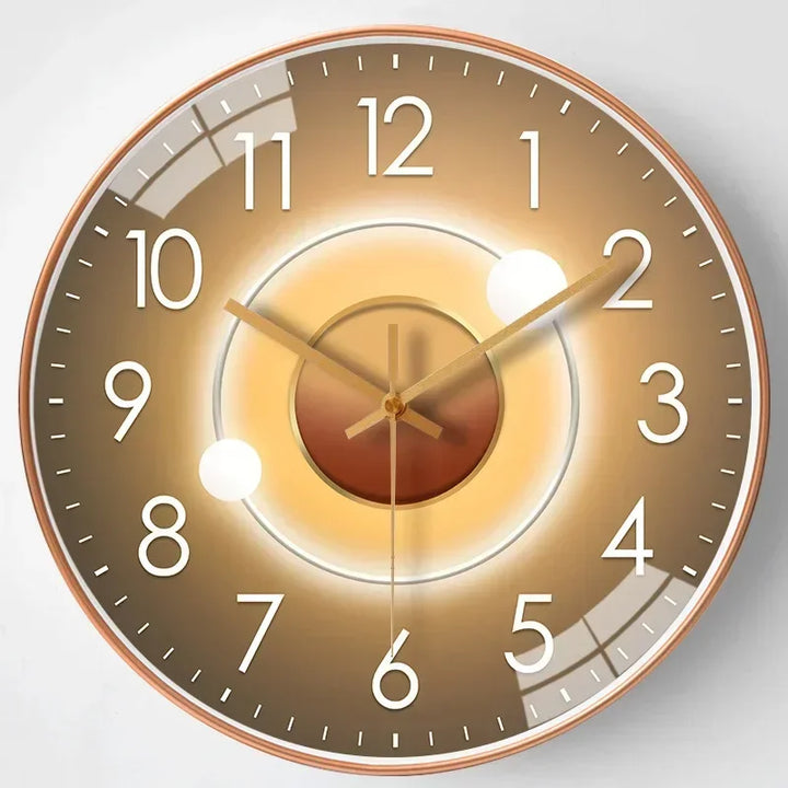 Lydløst, digitalt vægur med stilrent design. SilentTime er ideel til både stue, køkken og kontor.