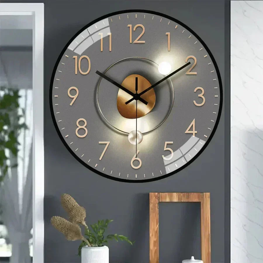 Klar digital skærm på vægur. SilentTime sikrer nem aflæsning og stilrent look i stuen eller kontoret.