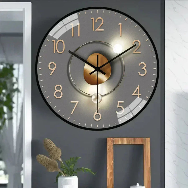 Klar digital skærm på vægur. SilentTime sikrer nem aflæsning og stilrent look i stuen eller kontoret.