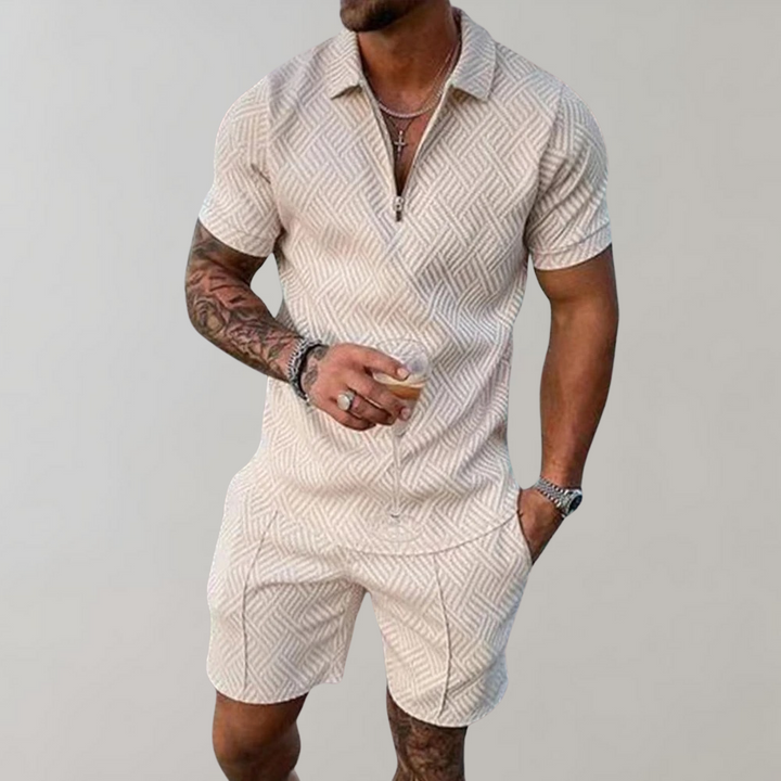 Elegant herre polo sæt med lynlåsdetalje, ideelt for stilfuld sommerkomfort og afslappet look.