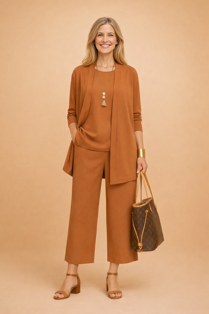 Stilfuldt hverdagssæt til kvinder. Komfortabelt damesæt perfekt til afslappet fritid og elegant lounge wear.