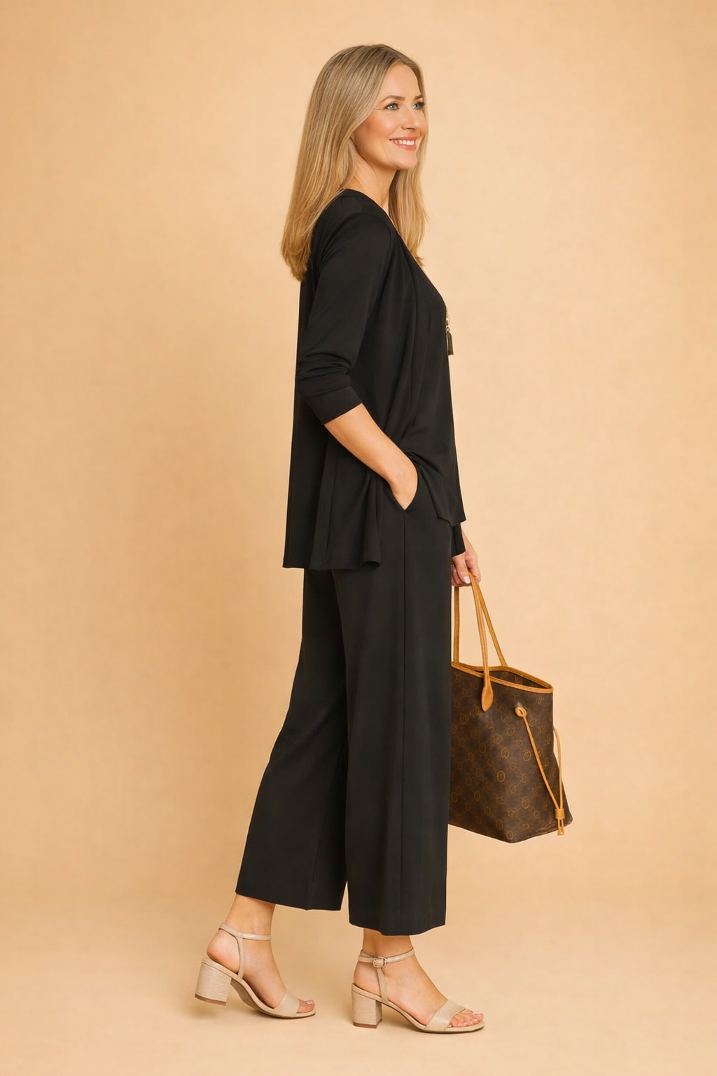 Stilfuldt hverdagssæt: Komfortabel bluse og matchende bukser. Elegant damesæt, perfekt som lounge wear.