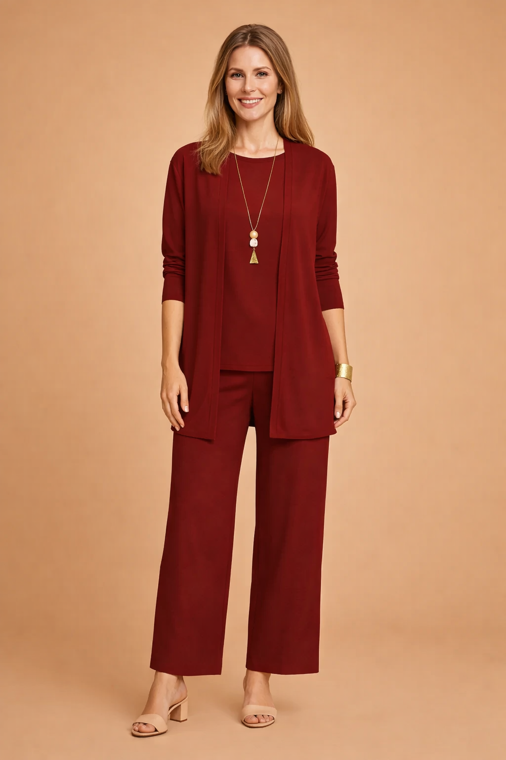 Komfortabelt hverdagssæt for kvinder. Blødt og stilfuldt damesæt ideelt som afslappet fritidstøj og lounge wear.