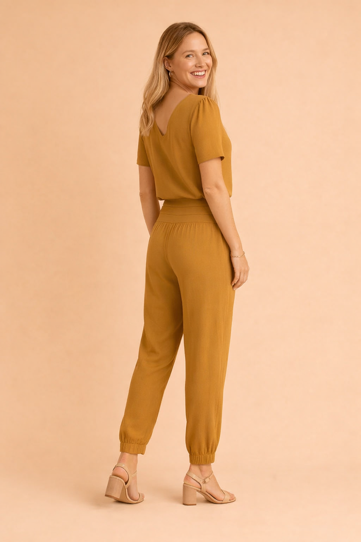 Kvinde poserer i elegant todelt sæt med mønster, som tilbyder mode og komfort til kvinder.