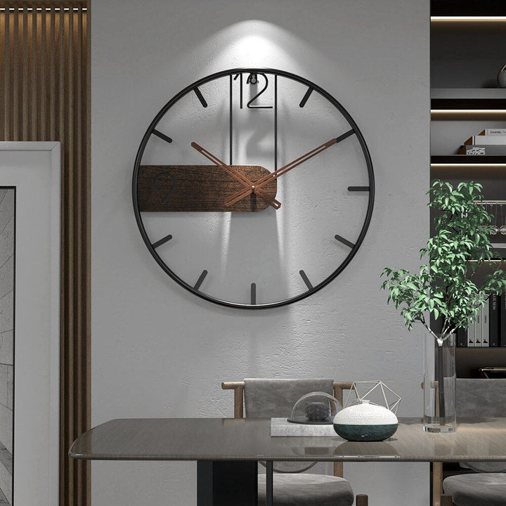 "Stilfuldt vægur i stål og valnød med 40 cm diameter, elegant design til moderne boligindretning, robust og sofistikeret."