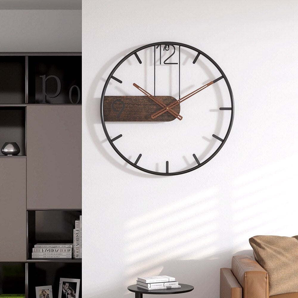 "Stilfuldt vægur i stål og valnød med 40 cm diameter, elegant design til moderne boligindretning, robust og sofistikeret."