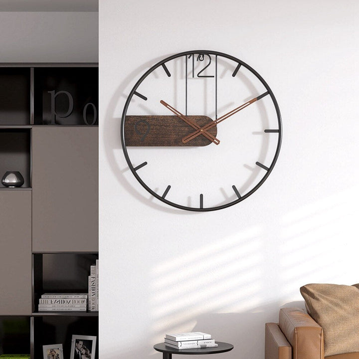 "Stilfuldt vægur i stål og valnød med 40 cm diameter, elegant design til moderne boligindretning, robust og sofistikeret."