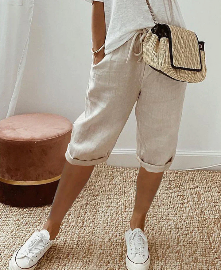 "Stilla Linned Shorts, knælange damer shorts i let stof, højtaljet design, fås i blå, grøn, hvid, khaki, sort."
