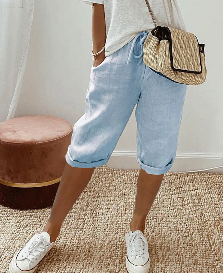 "Stilla Linned Shorts, knælange damer shorts i let stof, højtaljet design, fås i blå, grøn, hvid, khaki, sort."