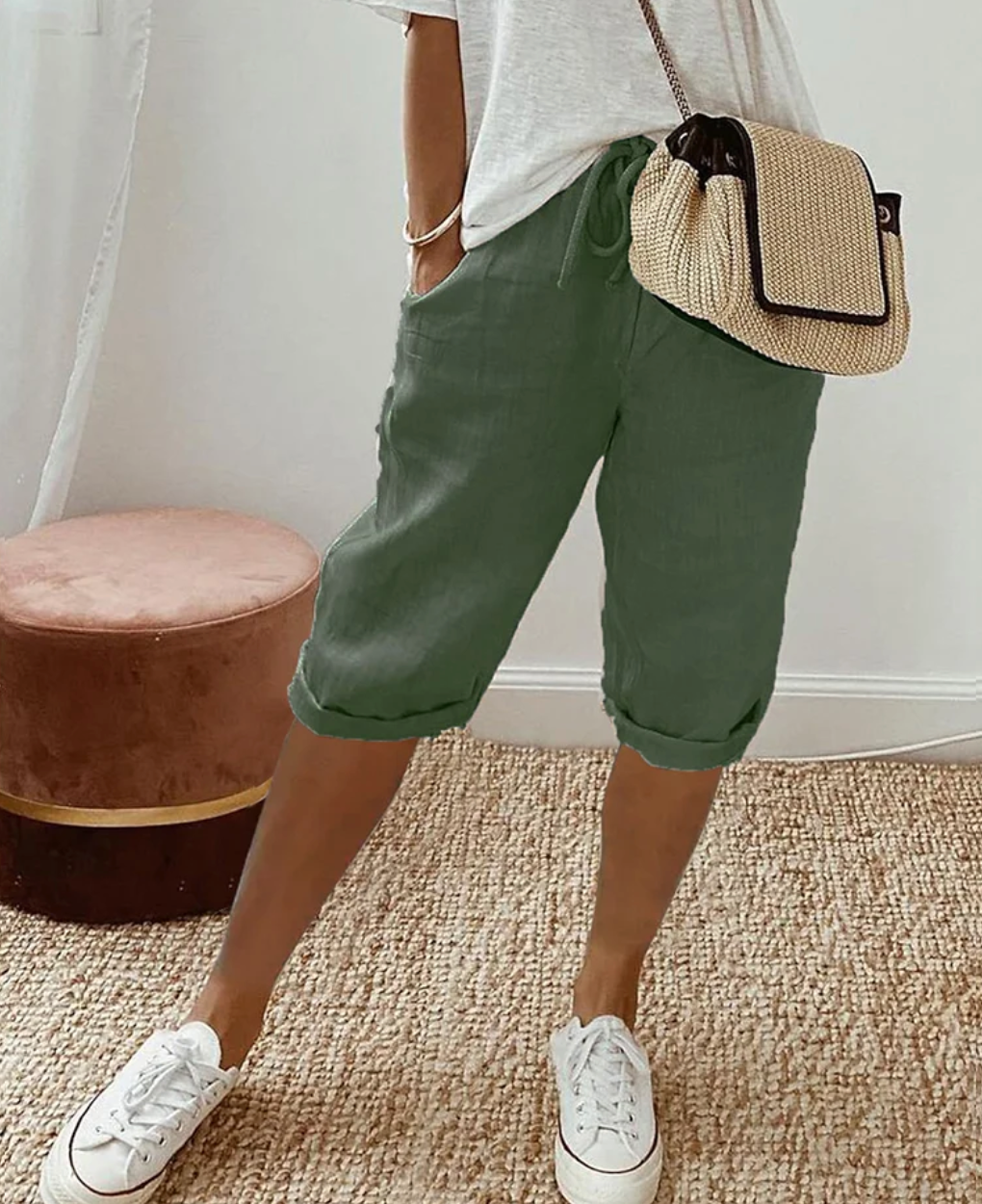 "Stilla Linned Shorts, knælange damer shorts i let stof, højtaljet design, fås i blå, grøn, hvid, khaki, sort."