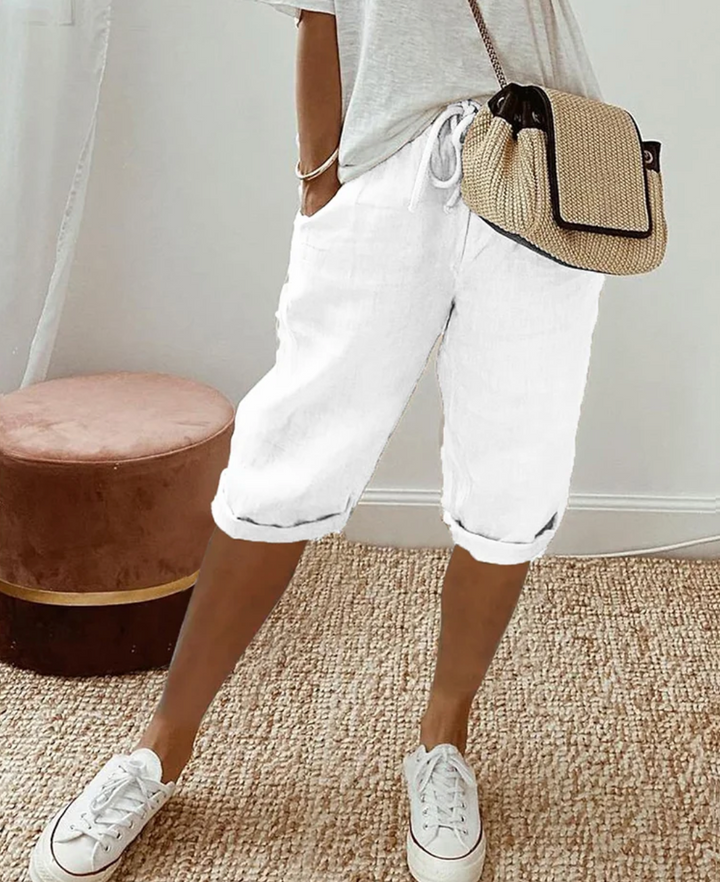 "Stilla Linned Shorts, knælange damer shorts i let stof, højtaljet design, fås i blå, grøn, hvid, khaki, sort."