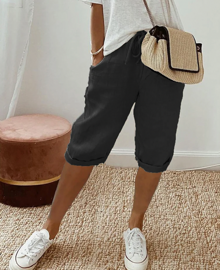 "Stilla Linned Shorts, knælange damer shorts i let stof, højtaljet design, fås i blå, grøn, hvid, khaki, sort."