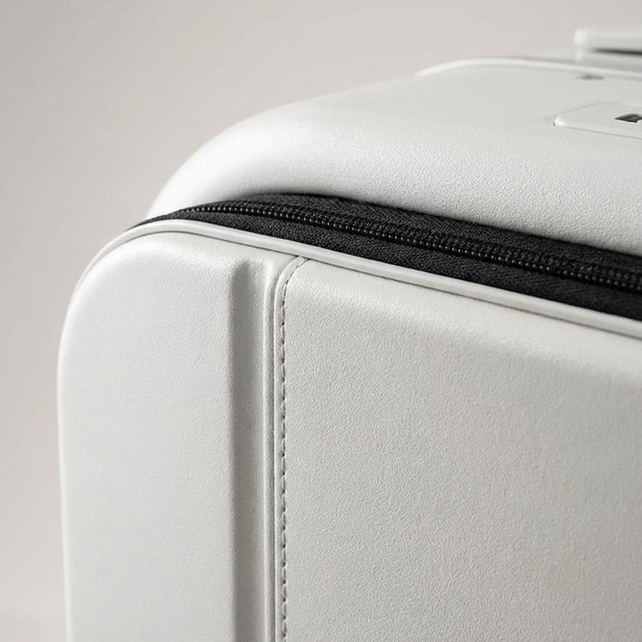 Sort hardcase rejsekuffert med smart frontadgang til nem pakning af elektronik. Ideel til organiseret ferie.