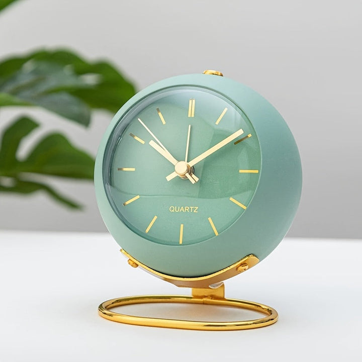 Batteridrevet retro rejseur i metal, et stilfuldt vintage ur til din natbordsalarm.