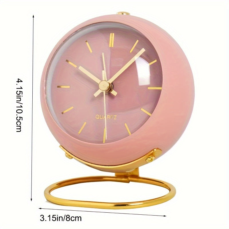 Enkelt retro soveværelsesur i stilrent design, et analogt ur for rolig hjemmeindretning.