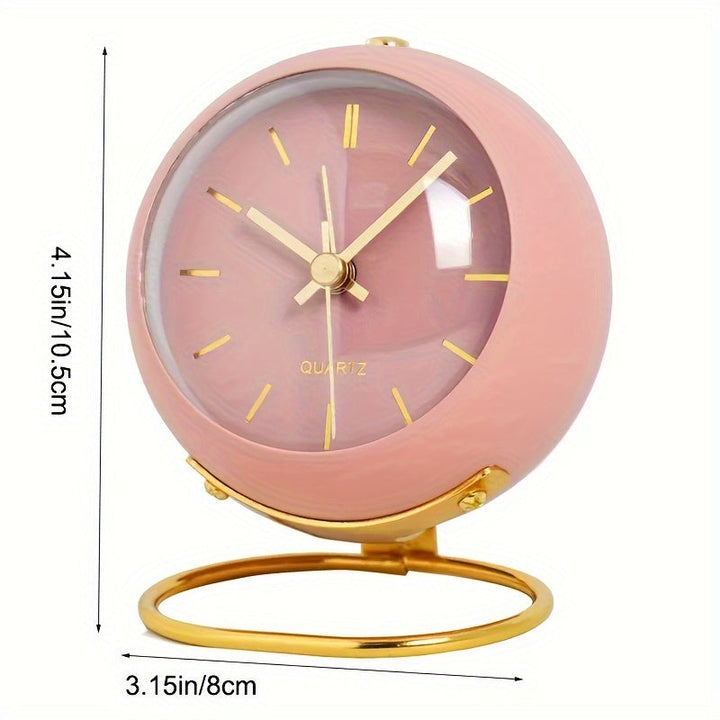 Enkelt retro soveværelsesur i stilrent design, et analogt ur for rolig hjemmeindretning.