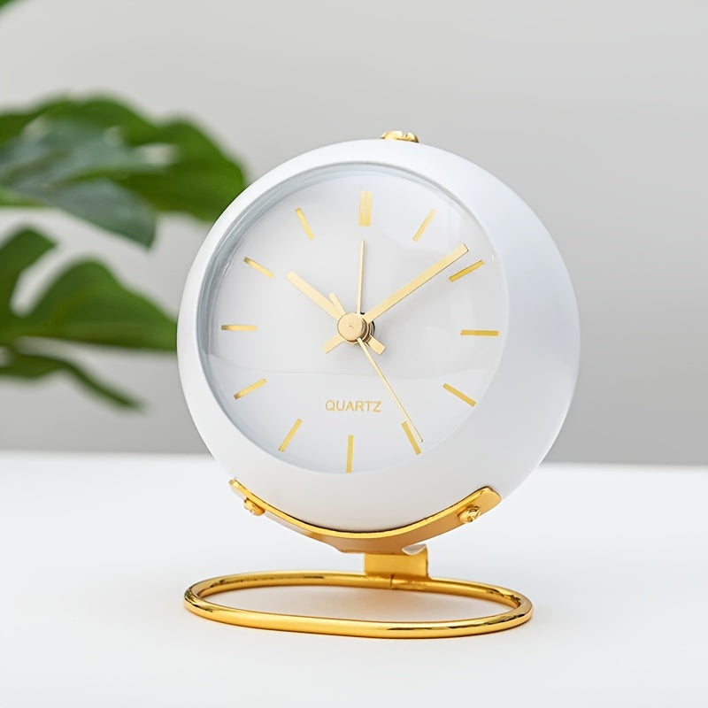 Robust metal vækkeur med vintage look og lydløs mekanisme. Ideel morgenalarm.