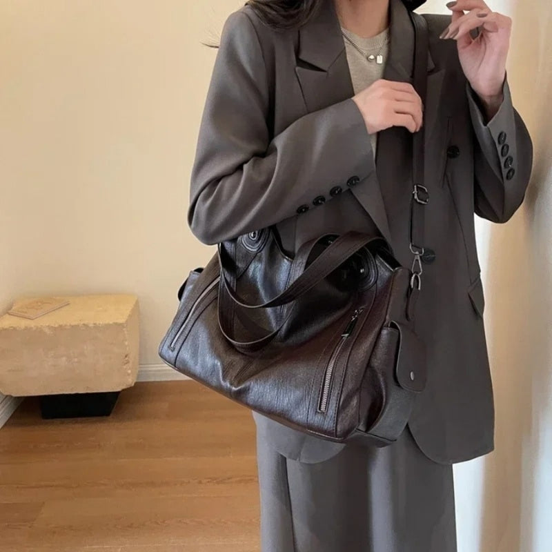 Rummelig kvindetaske med justerbare stropper; stor nok til alt det vigtigste, stilfuld accessorie.