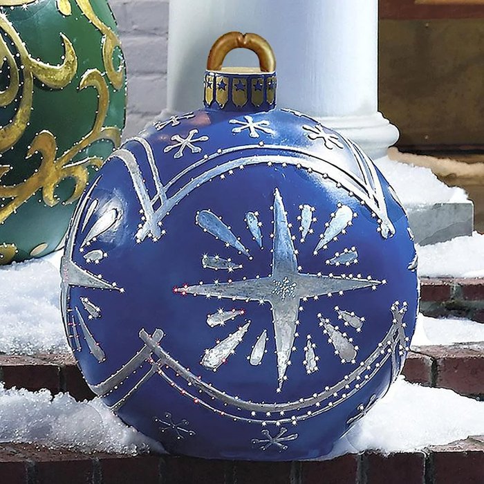 Stor rød oppustelig julekugle med snefnugdesign til vinterpynt, hyggelig til jul.