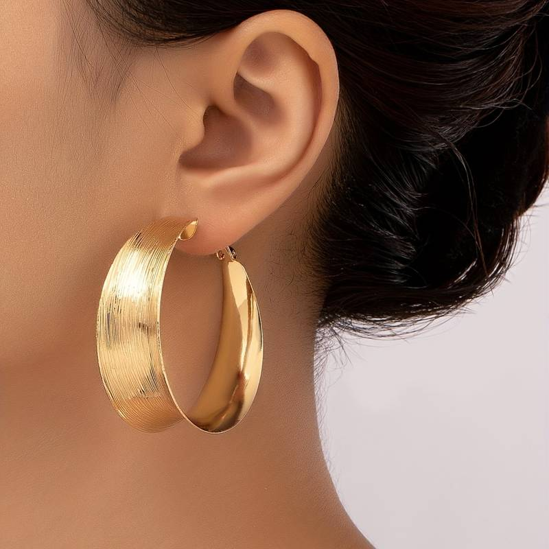 Store, elegante guld creoler til kvinder. Klassiske statement øreringe, perfekte til fest og hverdagsbrug.