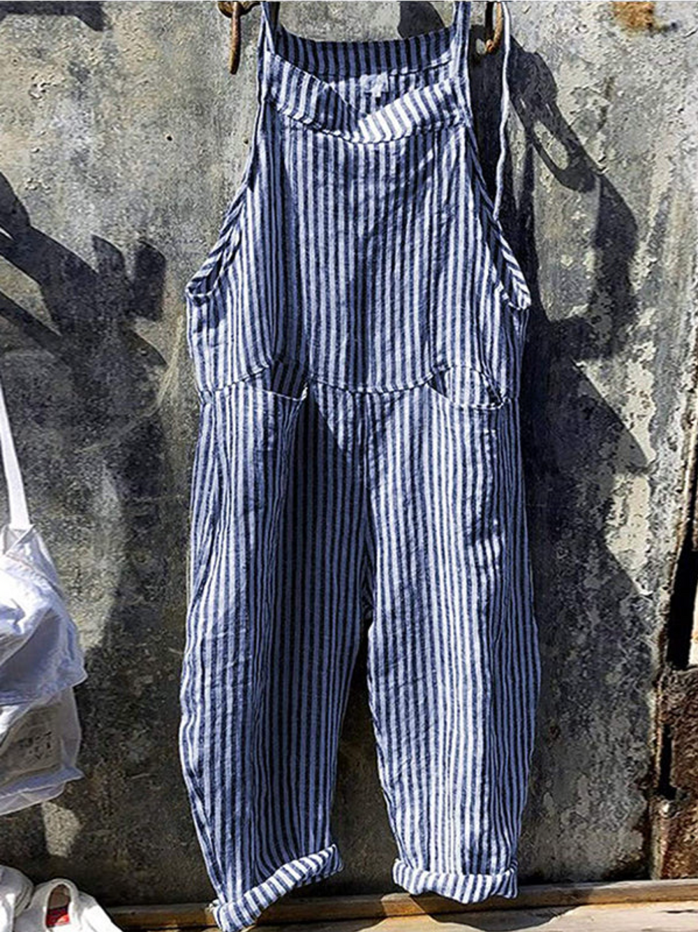 "Stribet ærmeløs jumpsuit med løs pasform og lommer. Blødt materiale for komfort og stil til daglig brug."