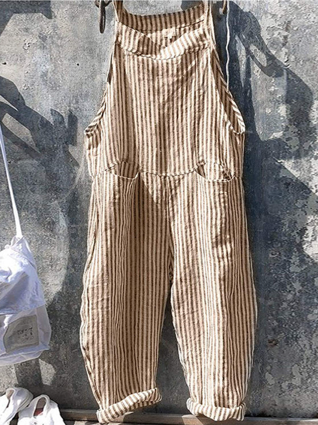 "Stribet ærmeløs jumpsuit med løs pasform og lommer. Blødt materiale for komfort og stil til daglig brug."