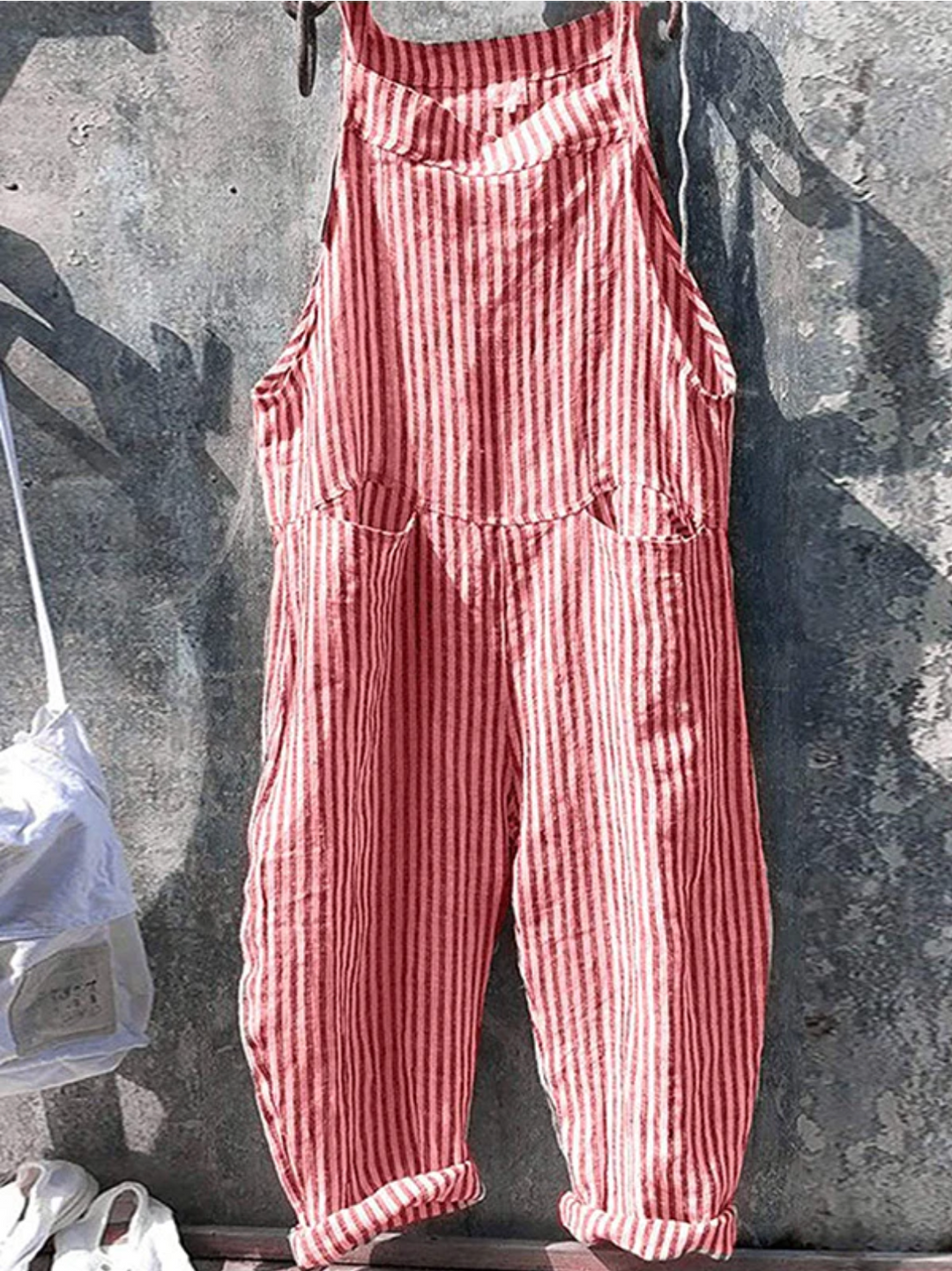 "Stribet ærmeløs jumpsuit med løs pasform og lommer. Blødt materiale for komfort og stil til daglig brug."