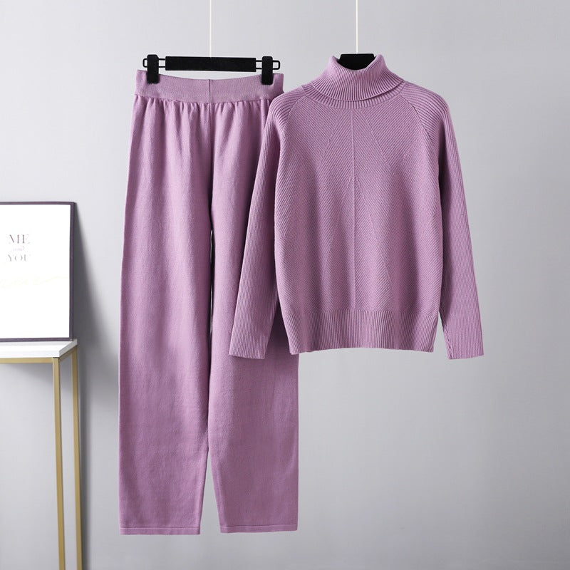 Hyggeligt strikket damesæt med blød sweater og komfortable bukser – perfekt til afslapning.