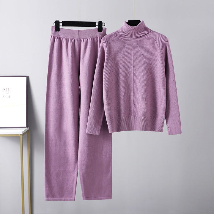 Hyggeligt strikket damesæt med blød sweater og komfortable bukser – perfekt til afslapning.