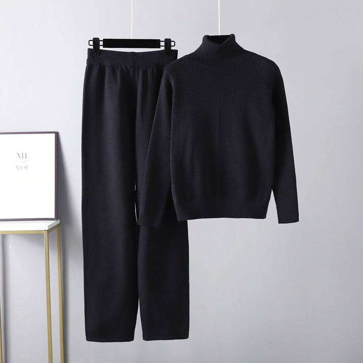 Stilrent strikket damesæt med matchende sweater og bukser, ideelt for en afslappet dame mode.