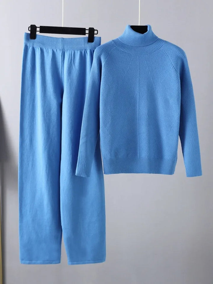 Todelt strikket damesæt med blød sweater og komfortable bukser – alsidigt og afslappet design.